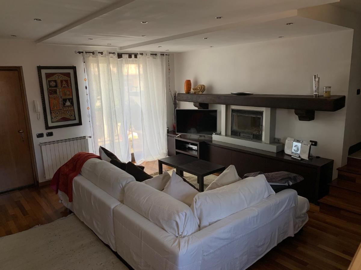 Near Como, Charming Apartment With Fireplace Грандате Екстериор снимка